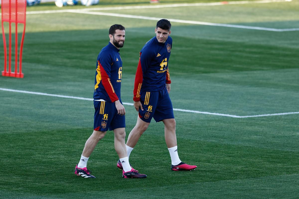 Nacho, con Morata, en un entrenamiento de la selección