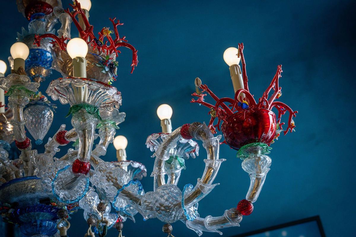 Detalles de una de las lámparas de araña en el tercer piso de la Casa Batlló.