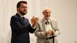 Josep Vallverdú recibe la medalla centenaria de la Generalitat.