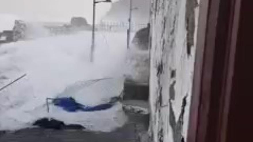 Las olas irrumpen en la Avenida Marítima de Garachico.