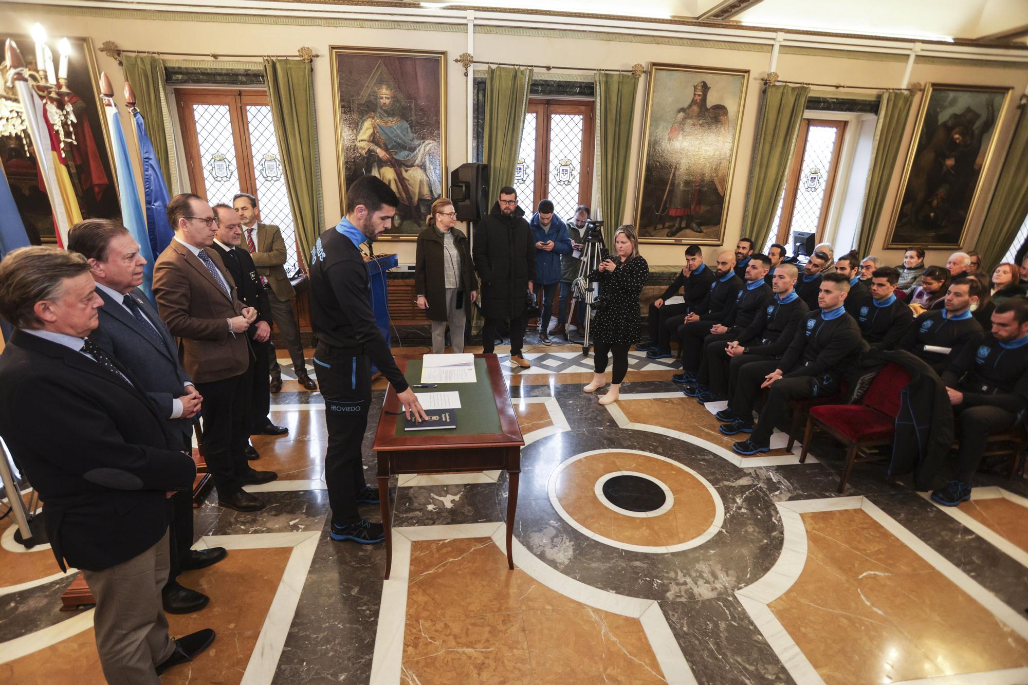 Por la izquierda, el concejal José Ramón Prado, el alcalde Canteli, el edil Mario Arias, el jefe del Seis Luis Díaz Montes y el secretario Jesús Fernández, durante el acto de toma de posesión de los nuevos bomberos.