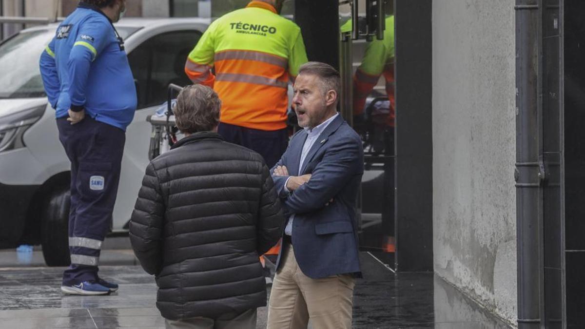 En imágenes: Conmoción en el ovetense barrio de La Ería por la muerte de dos gemelas de 12 años