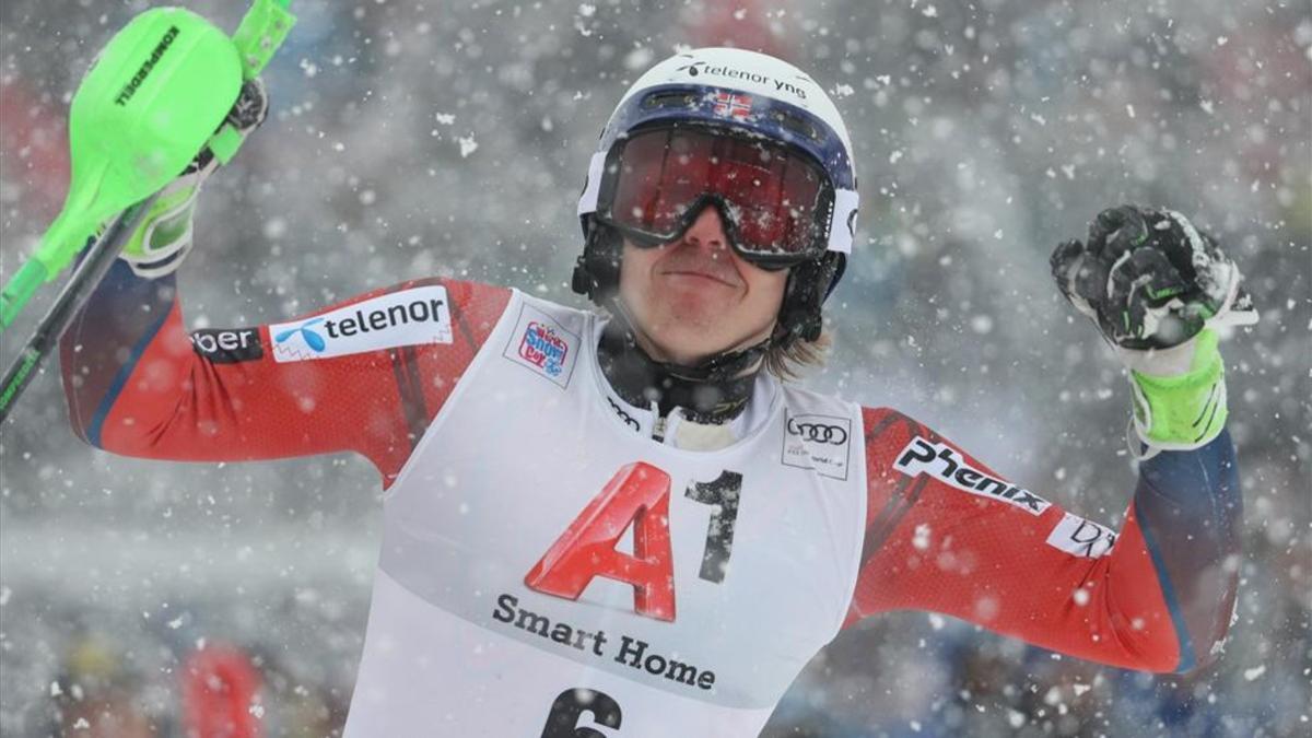 Kristoffersen celebra la victoria en Kitzbühel