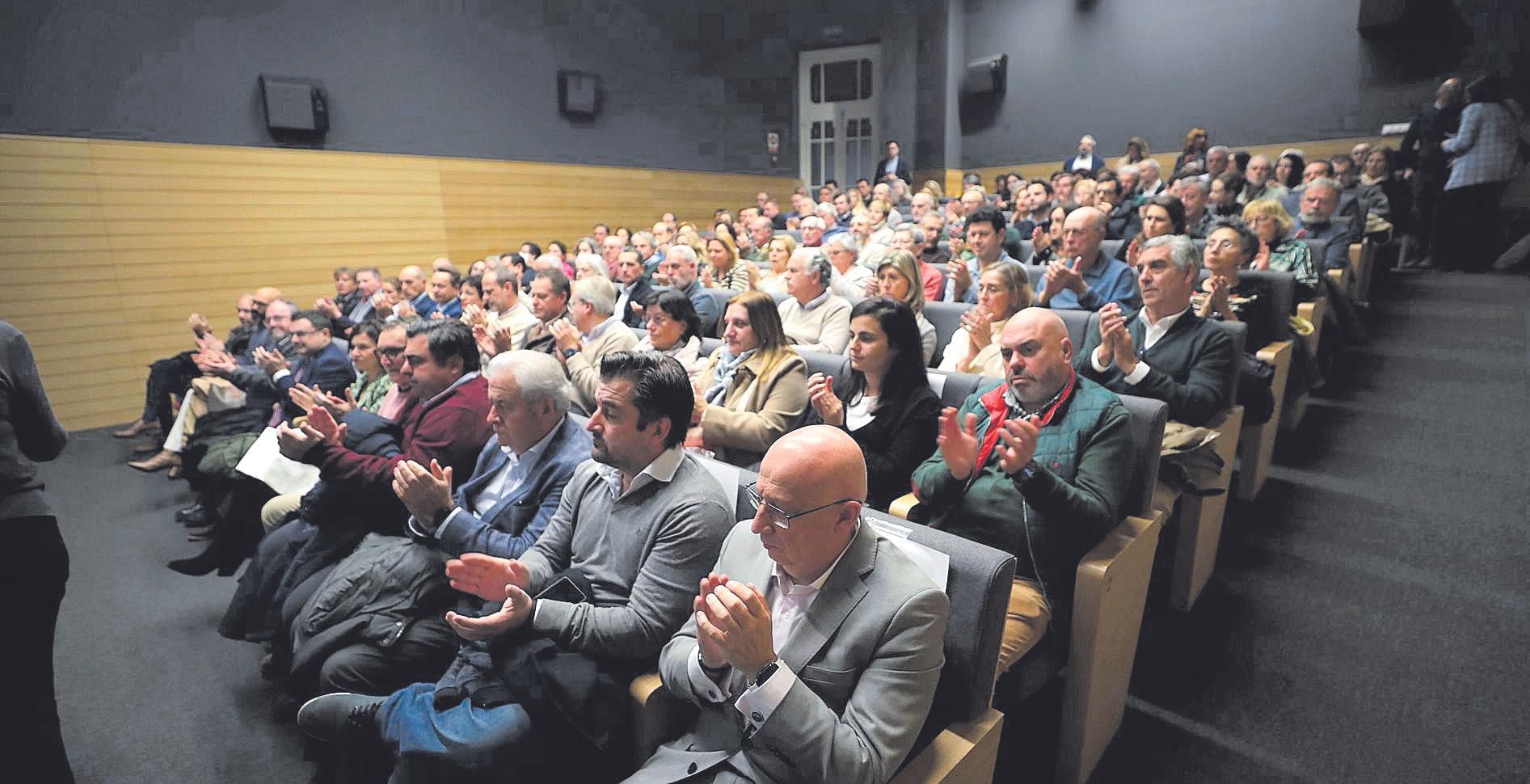 Visitantes en la exposición "Guardianes del tiempo" organizada por LA NUEVA ESPAÑA