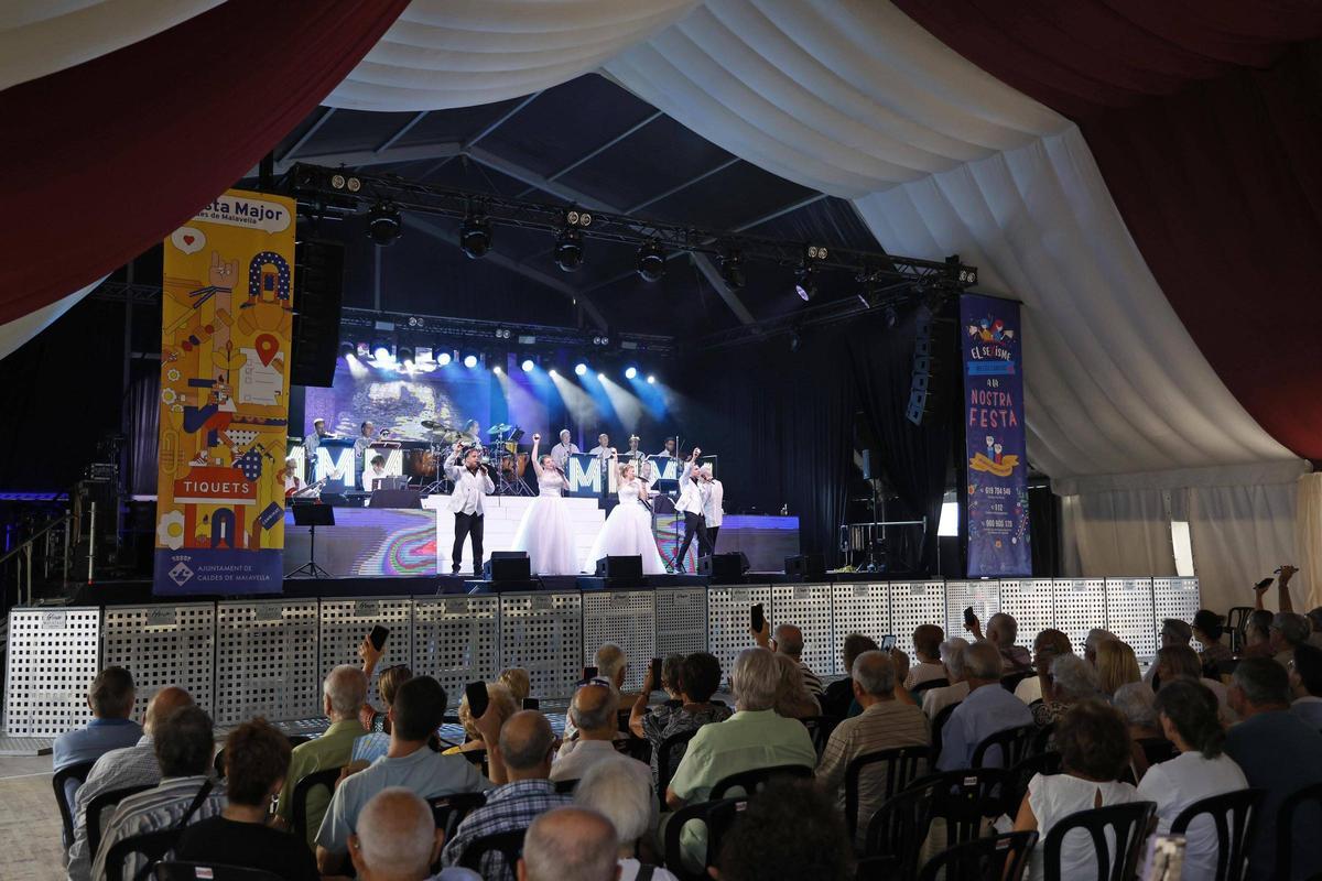 Les imatges de l'Orquestra Maravella a la Festa Major de Caldes de Malavella