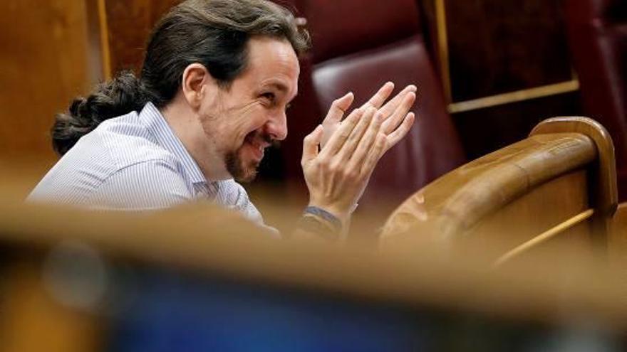 Pablo Iglesias aplaudeix, ahir al Congrés de Diputats.