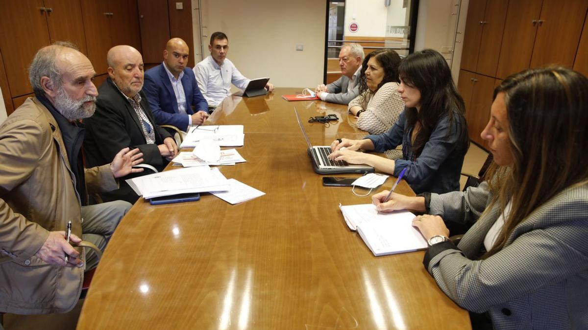 Por la izquierda, Juan Manuel Martínez Morala y Ramón González, con los ediles Jesús Martínez Salvador, Rubén Pérez Carcedo, Aurelio Martín, Marina Pineda, Laura Tuero y Ángela Pumariega, ayer, en el Ayuntamiento.