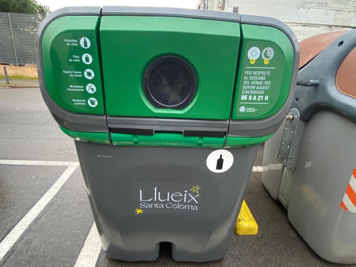 Detalle de uno de los nuevos contenedores de vidrio que se han empezado a instalar en Santa Coloma de Gramenet
