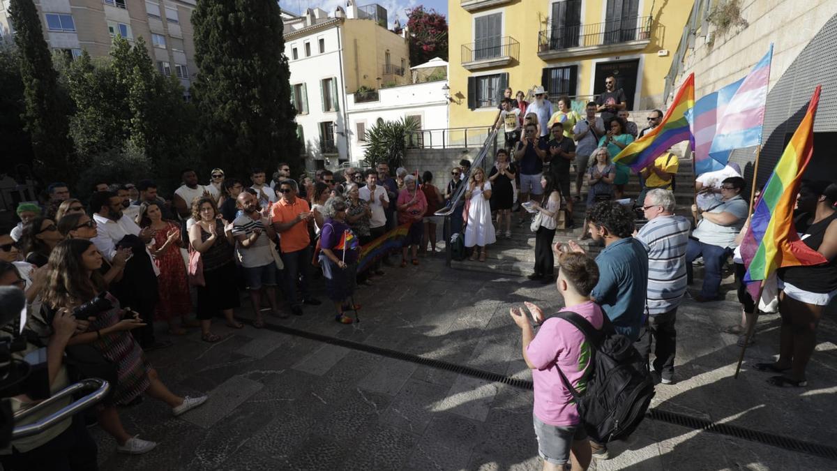 FOTOS | Concentración del colectivo LGTBI de Mallorca por la agresión homófoba de Izan