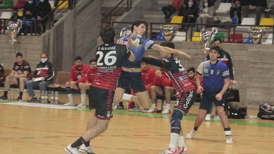 Brais en una acción del duelo de ayer ante el Disiclín Lalín. | // SANTOS ÁLVAREZ