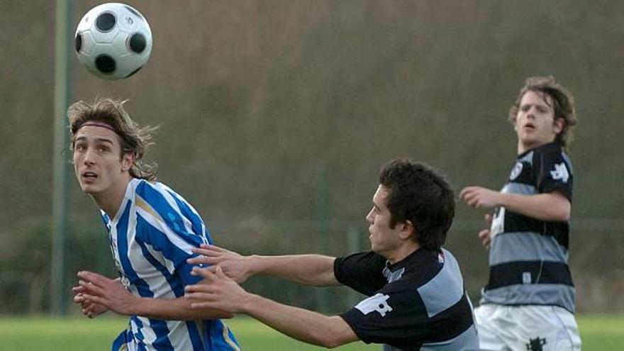 Iván Carril disputa un balón a un jugador de la Real Sociedad B.