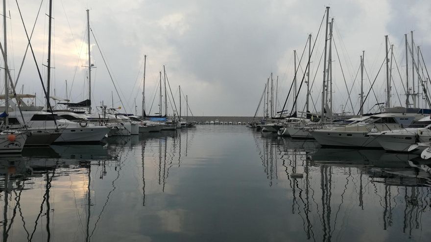 Rescatada una joven que se había metido en el mar cerca del puerto deportivo de Fuengirola