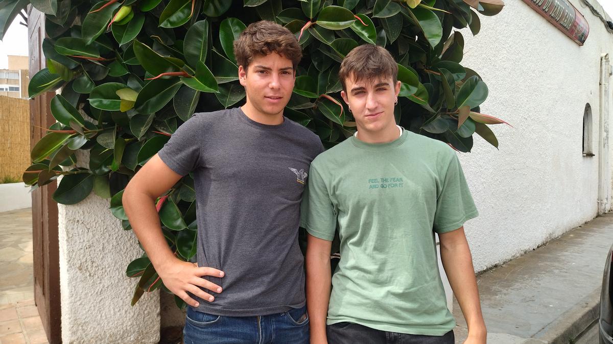 Arturo Camina y Asier Pastor, los dos jóvenes que salvaron a la tortuga