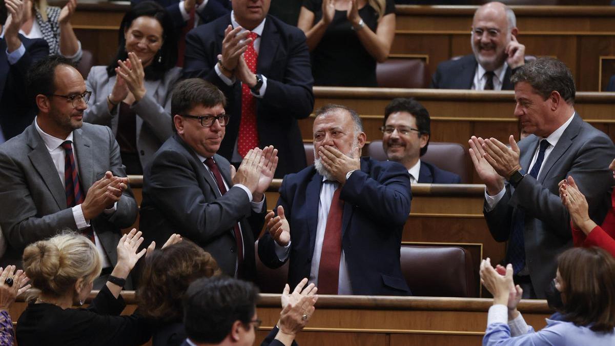 Herminio Sancho (en el centro, lanzando un beso), agradece el apoyo de sus compañeros al ser ovacionado tras recibir una agresión en los alrededores del Congreso de los Diputados.
