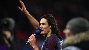 Cavani, con un micrófono, se dirige a la afición del PSG después de batir el récord histórico de goles del equipo.