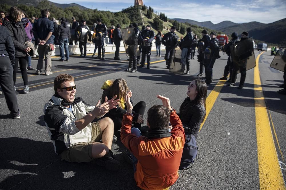 Una acció del Tsunami Democràtic talla l'AP-7 a la Jonquera