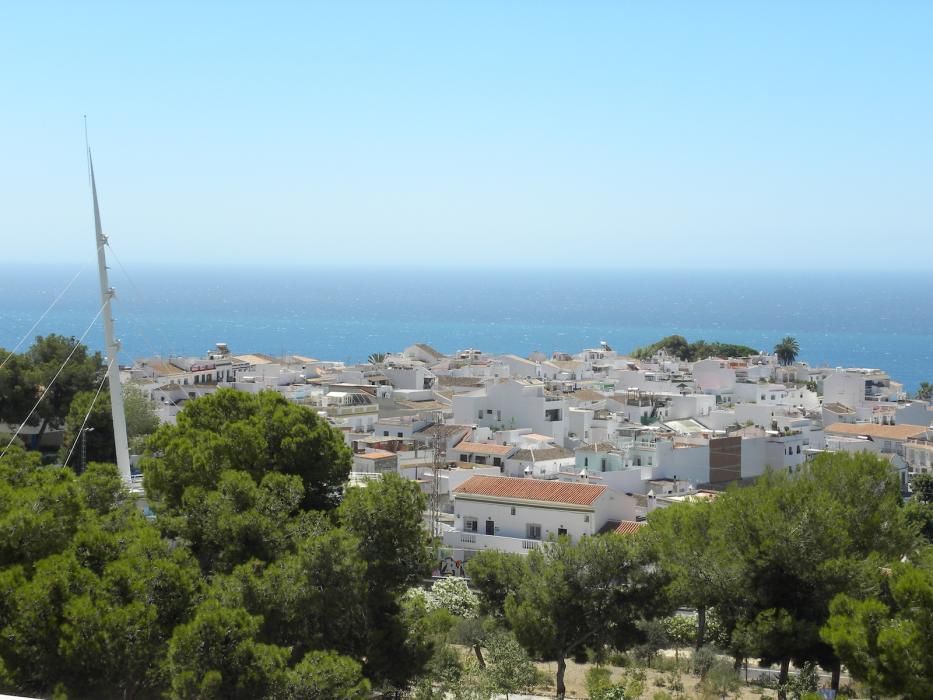 El Jardín Botánico Detunda-Cueva de Nerja, enmarcado en el Parque Natural de las Sierras Tejeda, Almijara y Alhama, alberga 200 especies de flora extraña sobre una superficie de 2,6 hectáreas.