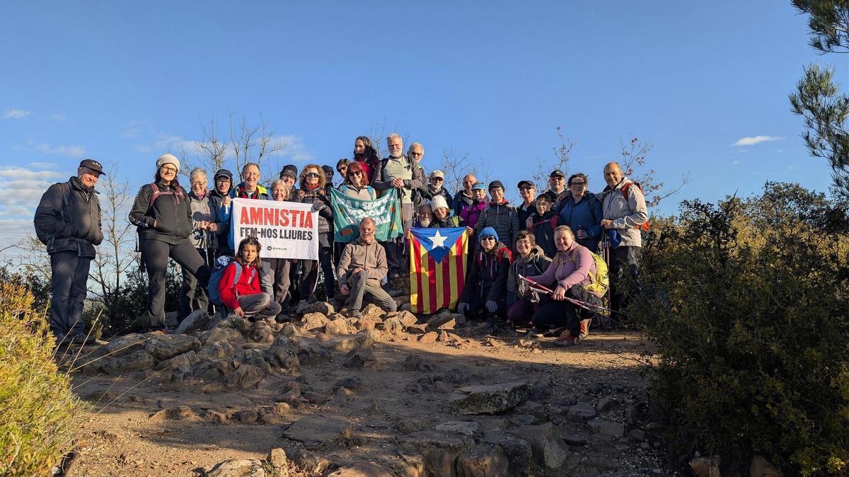 El grup d'excursionistes al cim del Puig de Sant Miquel de l'Alta Anoia