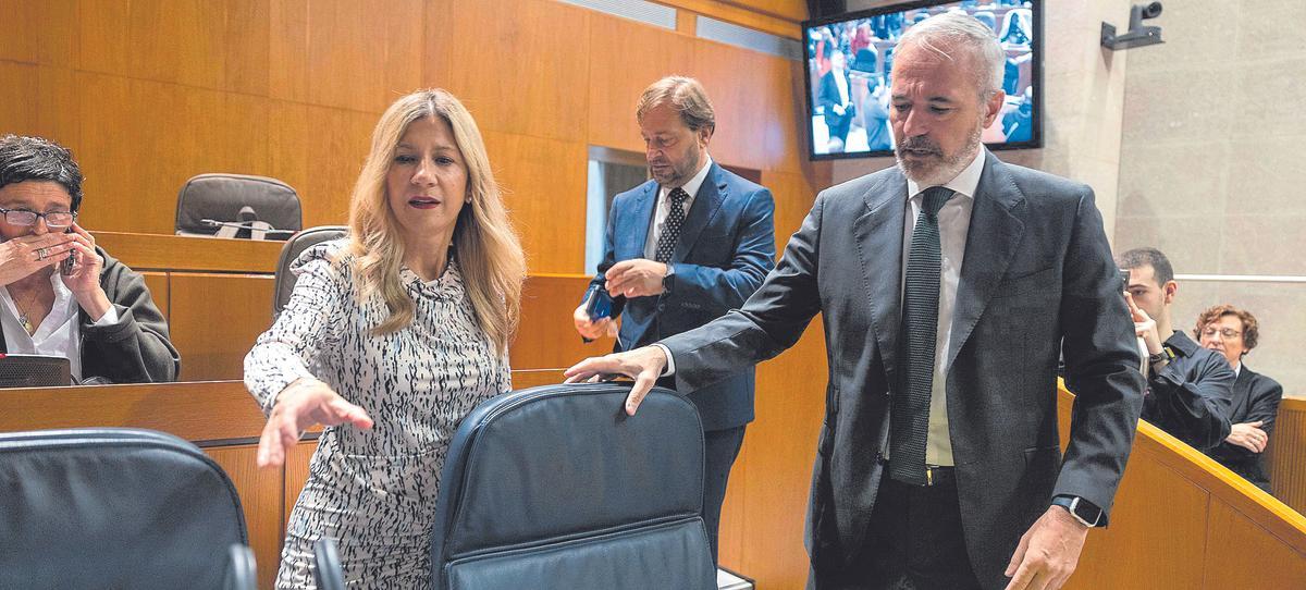 Mar Vaquero y Jorge Azcón, minutos antes del segundo debate sobre el estado de la comunidad.