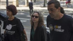Ester Quintana llega a la Audiencia de Barcelona para conocer la sentencia.