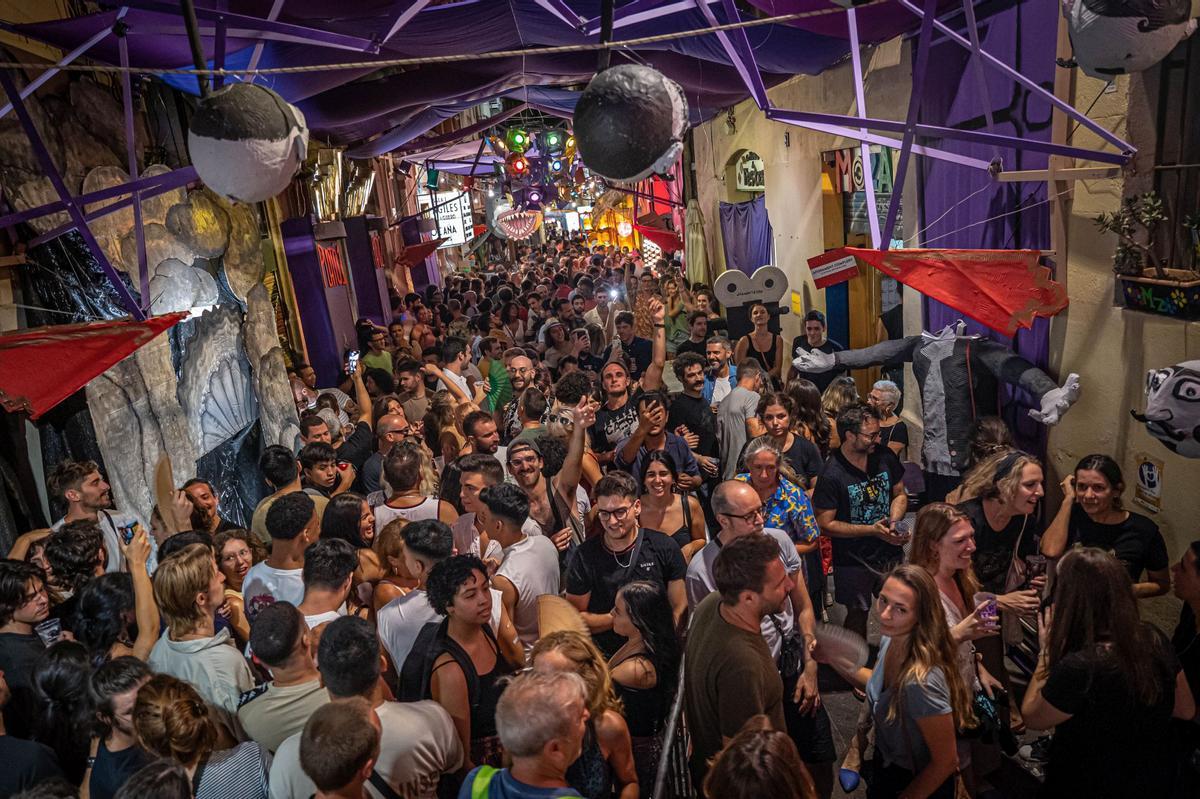 Ambiente en la primera noche de las fiestas de Gràcia.