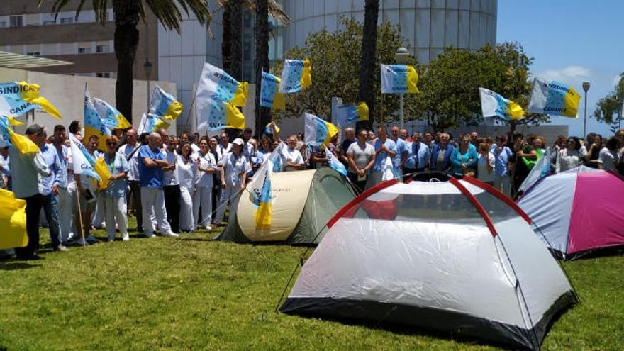 Los trabajadores acampan en las afueras del centro hospitalario.