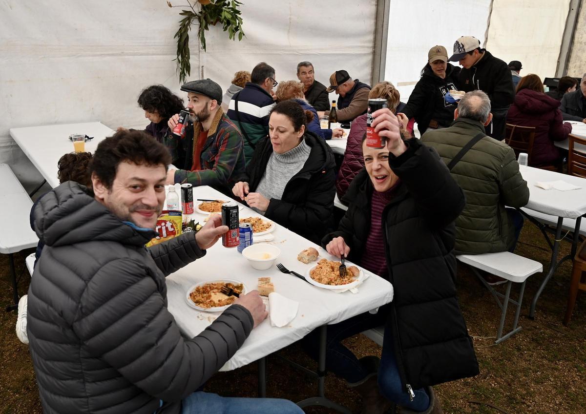 Todo el mundo compartió la comida bajo la carpa que protegía del frío.