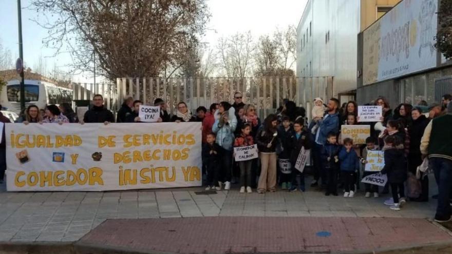 Concentración a las puertas del centro educativo ejeano para exigir a la Consejería de Educación una solución. | SERVICIO ESPECIAL