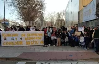El colegio Cervantes denuncia la paralización de su cocina propia