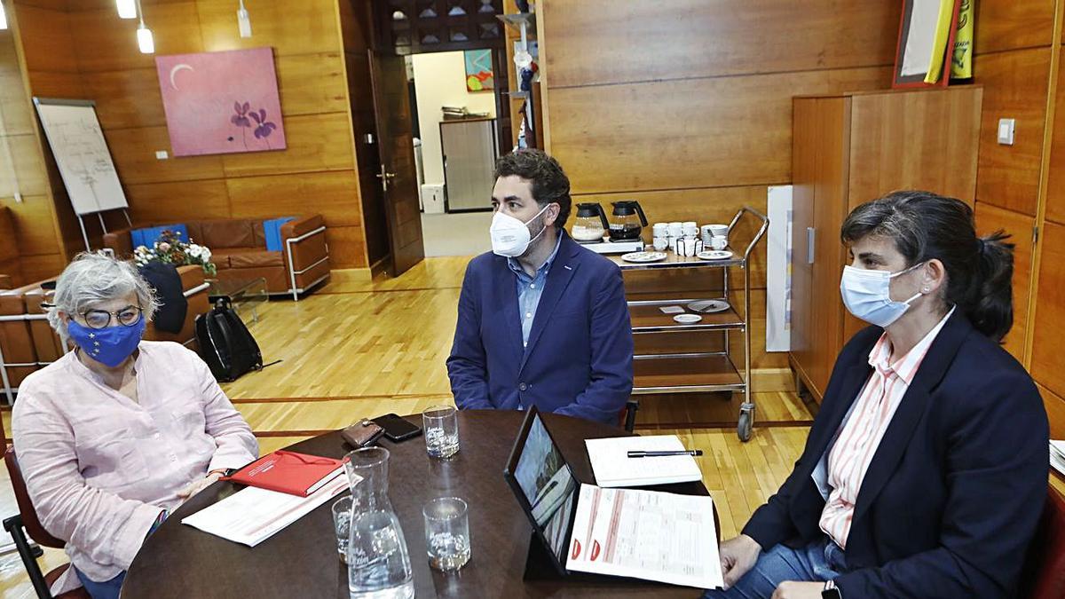 Por la izquierda, Ana González, Jonás Fernández y Patricia García, al inicio de la reunión.