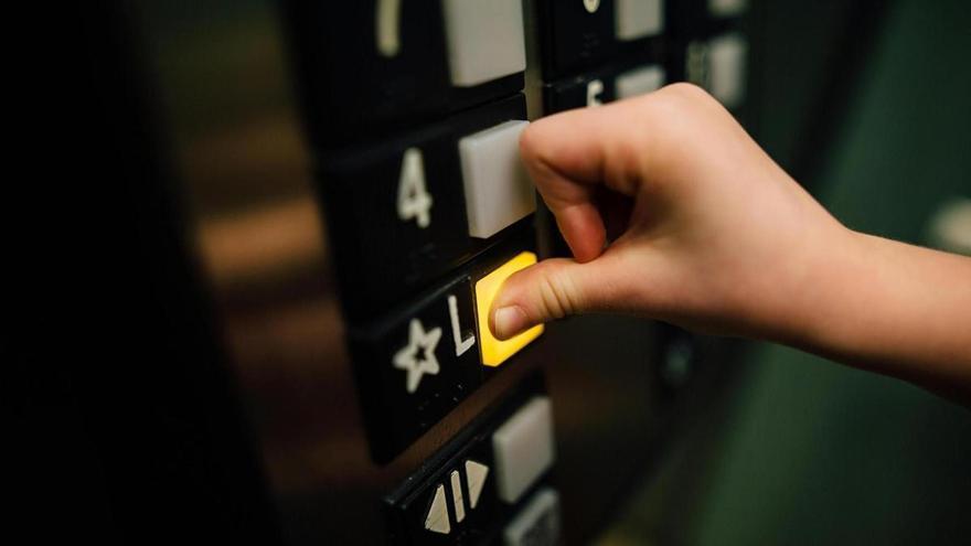 Miles de comunidades tendrán que adaptar su ascensor por ley: esto es lo que puede costar en tu edificio