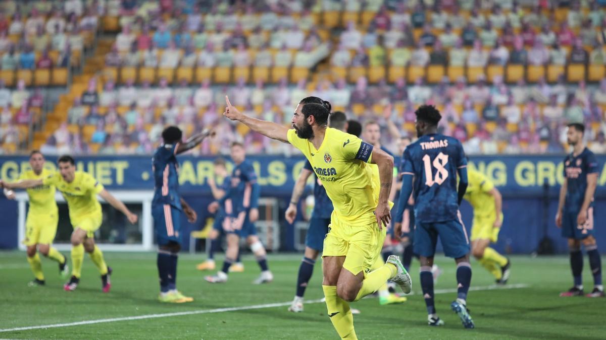 Albiol celebra el segundo gol del Villarreal ante el Arsenal.