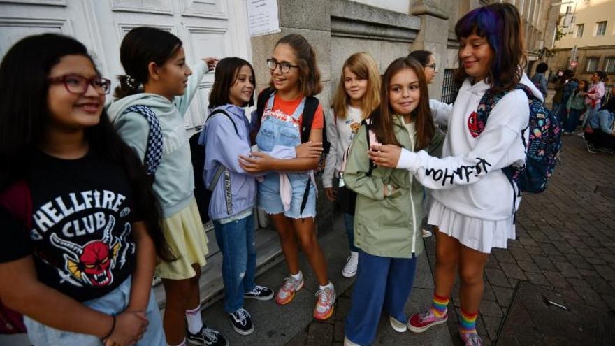 Un grupo de niñas en la entrada del CEIP Froebel de Pontevedra.