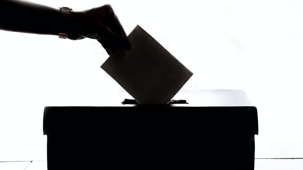 Imagen de una urna recibiendo en un voto.