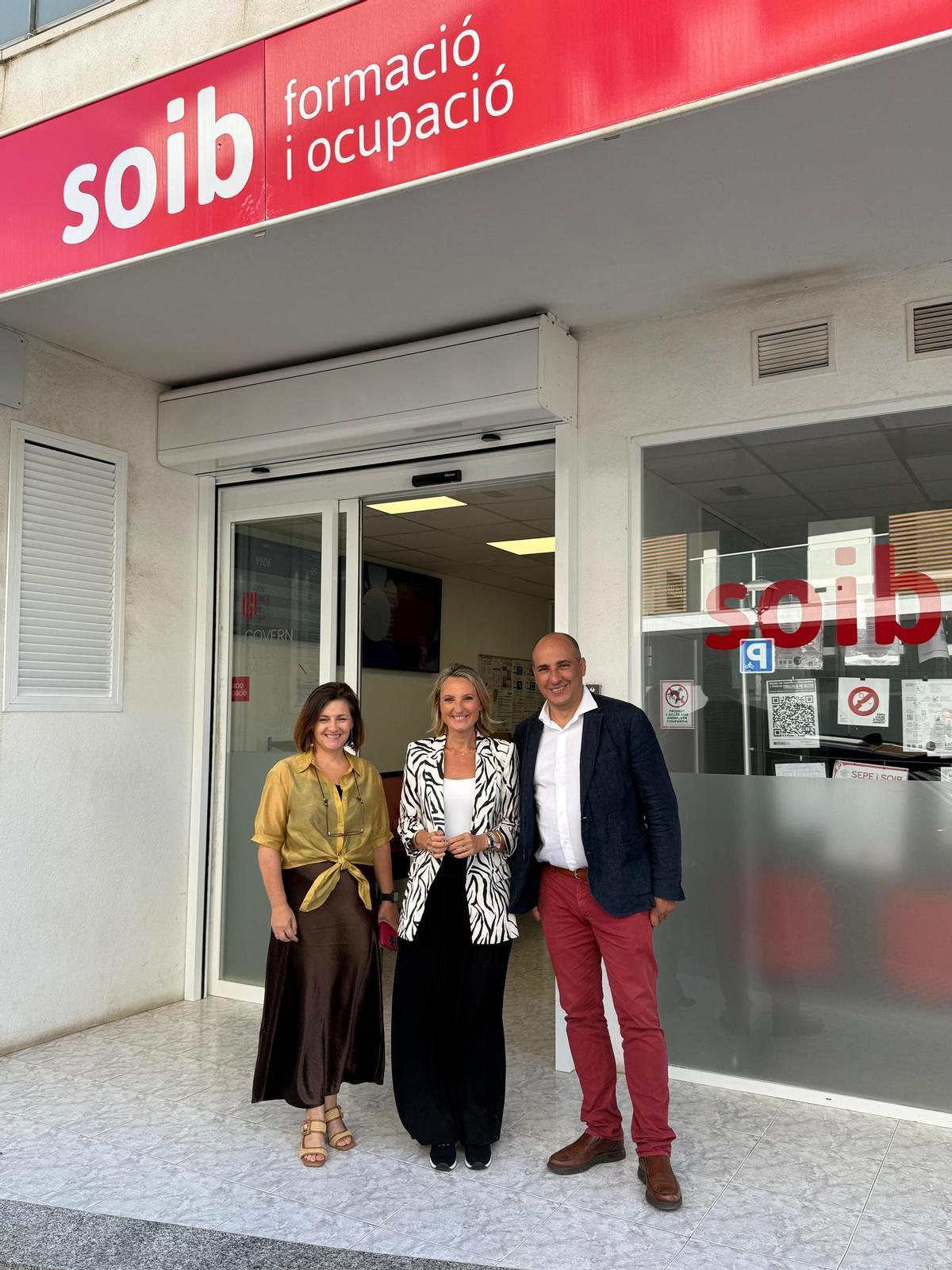 La consellera (centro), junto con la directora de la EBAP, Violeta Rodríguez, y el director del SOIB, Ismael Alonso.