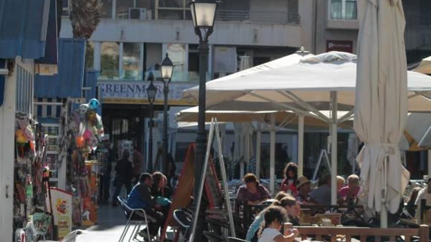 Torrevieja tiene indefensos y multados a cien bares por carecer de reglamento de terrazas