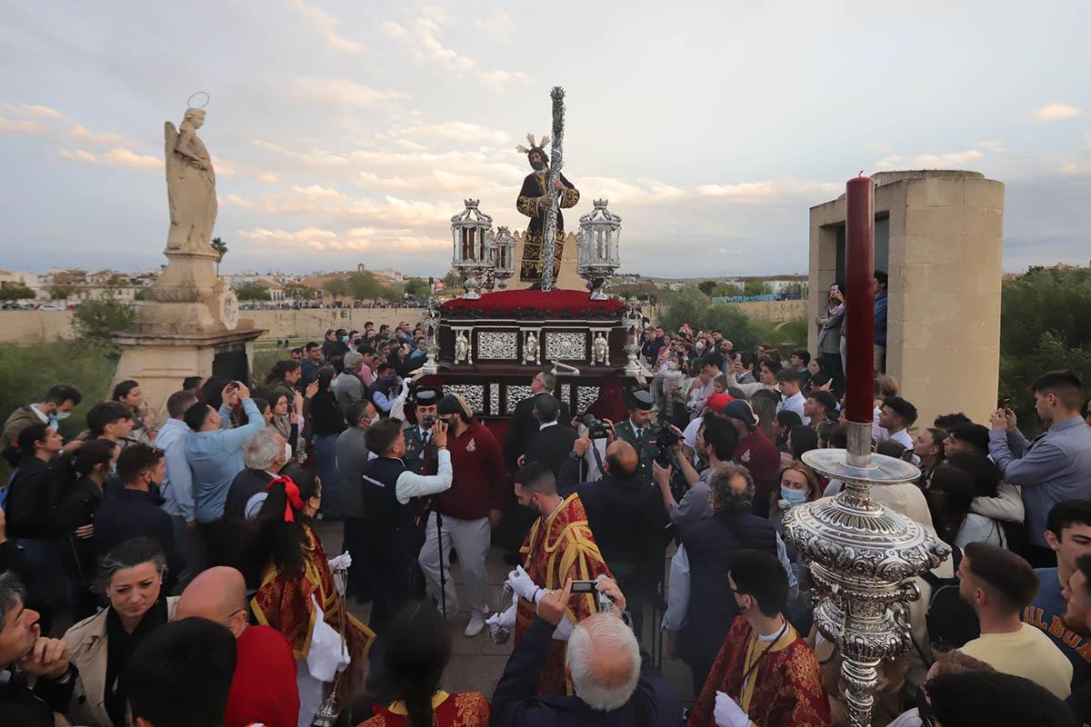La Vera Cruz desafía la previsiones y llega a la Catedral La Vera Cruz desafía la previsiones y llega a la Catedral