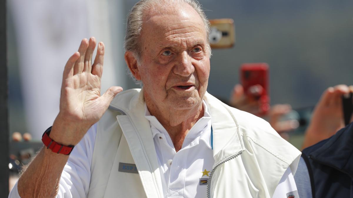 Juan Carlos I se da un baño de masas y planea volver a Sanxenxo en junio