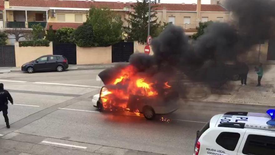 Un coche en llamas siembra el pánico en Cocentaina