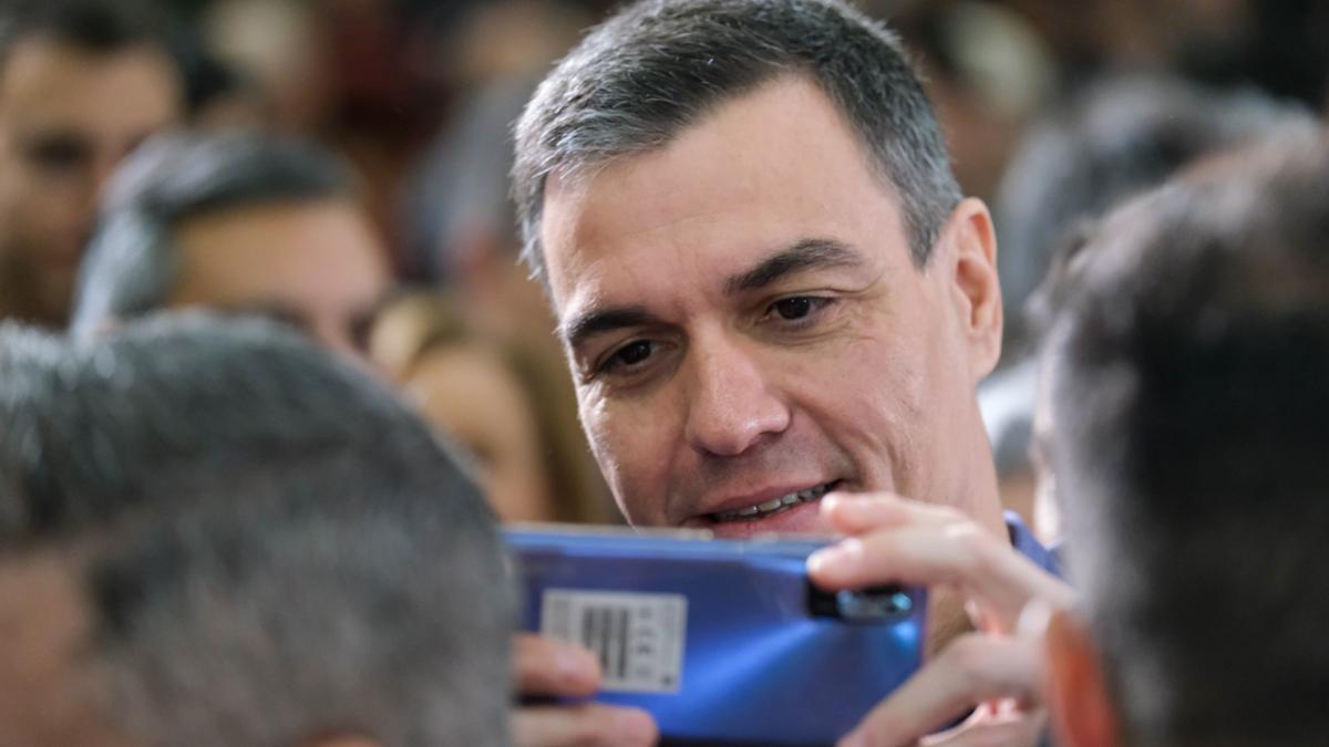 Sánchez, haciéndose un selfie a su llegada al mitin del PSOE de Málaga.