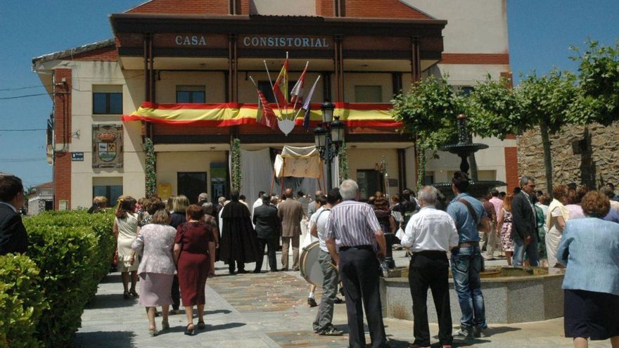 Vecinos de la localidad frente al Ayuntamiento. | ARCHIVO