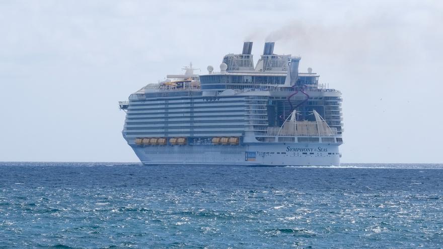 El Symphony of the Seas, el segundo crucero más grande del mundo, atraca sus 361 metros en Palma