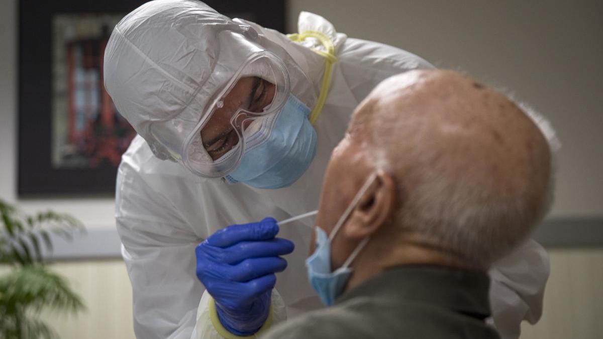 Un voluntari fent un test en una residència geriàtrica.