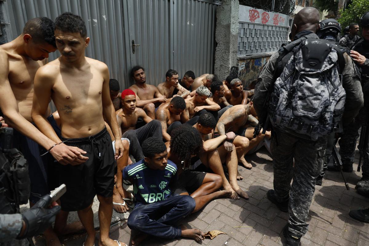 Integrantes de la Policía de Río de Janeiro custodian a un grupo de personas durante un operativo este martes, en Río de Janeiro (Brasil). EFE/ Antonio Lacerda