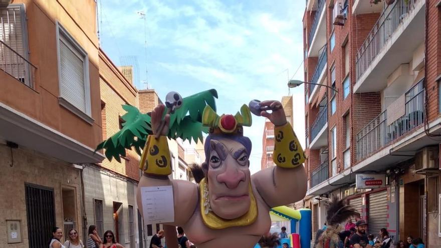 Un ninot de la Falla Eduardo Merello durante su Mig Any Faller en el Port de Sagunt.