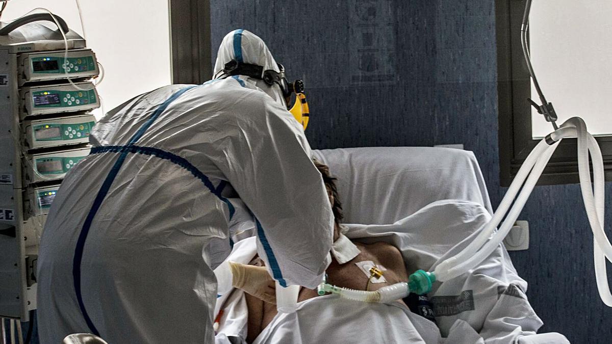 Unidad de pacientes críticos en el Hospital de Sant Joan.