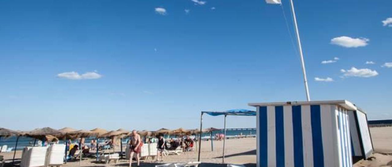 La bandera de España «resiste» en la playa del Port