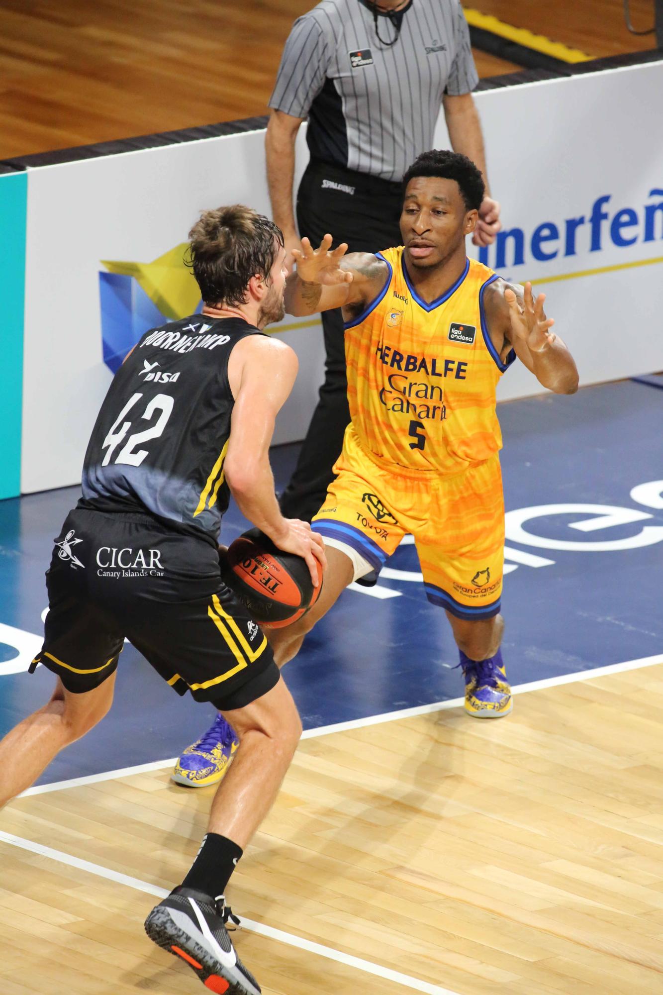 Imágenes del derbi Iberostar Tenerife-Herbalife Gran Canaria