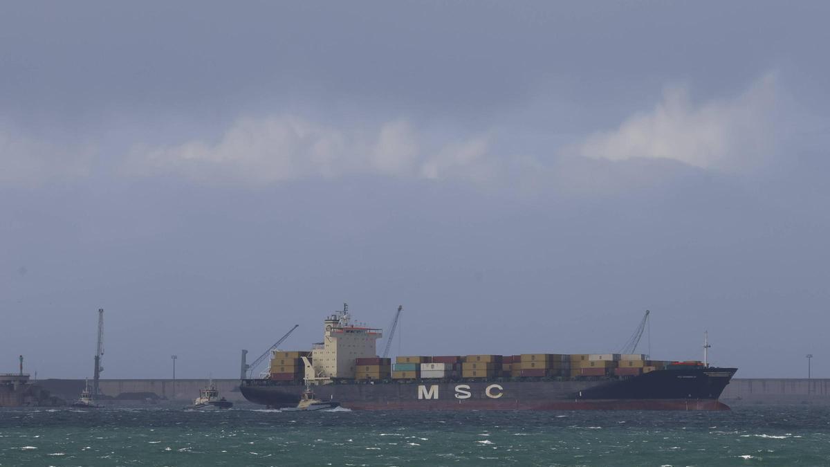 En imágenes: Los efectos de la nueva borrasca pone en alerta a Asturias en Gijón