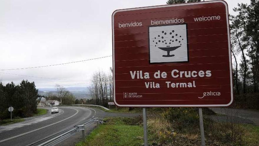 Cartel en la entrada a Vila de Cruces desde la PO-206. // Bernabé/J. Lalín